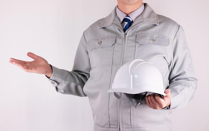 案内をする男性