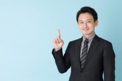 指を立てる男性