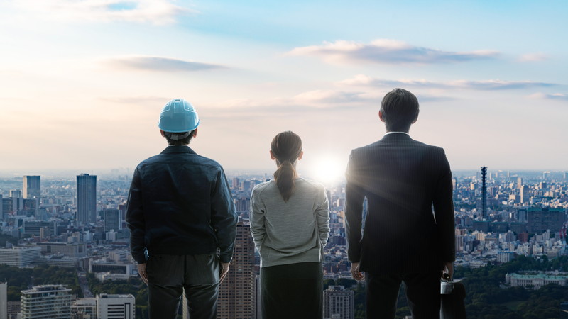 日を眺める三人